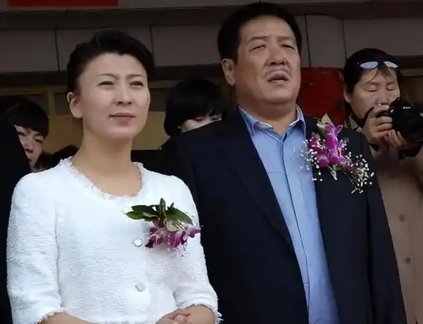 闫学晶与她的第一任丈夫林越是在大学时期相识的.