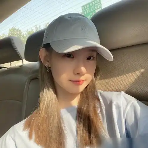 张艺凡素颜逛集市没有妆容后依旧笑眼弯弯皮肤状态却令人意外