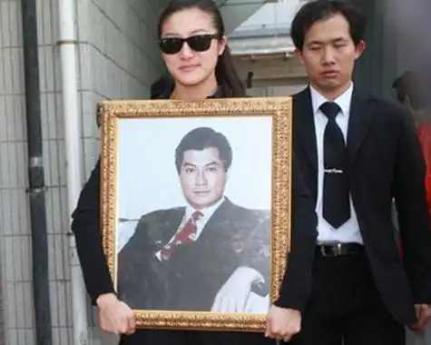 图邓光荣老婆与其情深意切众星齐聚送其最后一程