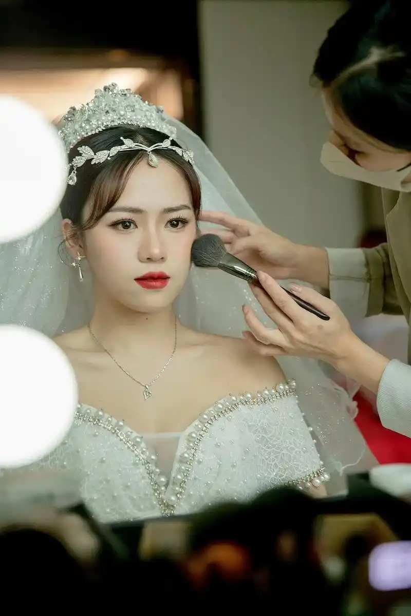 新娘跟妆 #婚礼化妆师 作为一名化妆师 收到摄影师得返图就 - 抖音
