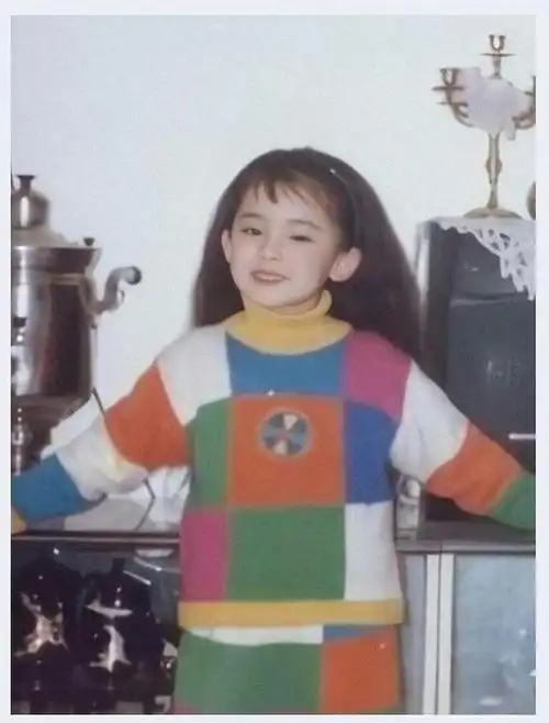 古力娜扎童年照又乖又美,毫无整容痕迹,天生丽质血统真的太强了_小