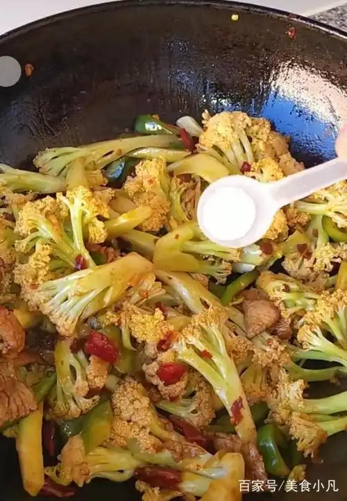 花菜的家庭小炒,简单好吃用料少,学会自己做着吃.