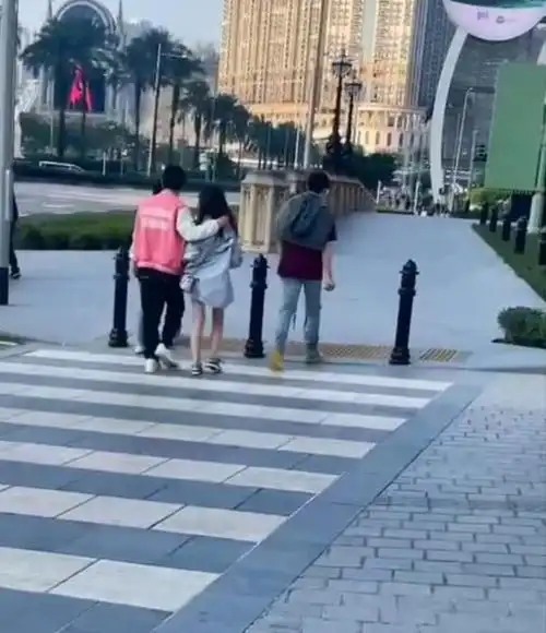 小羽秀恩爱说王思聪对我很好回家都会买花买20w外套送给我穿