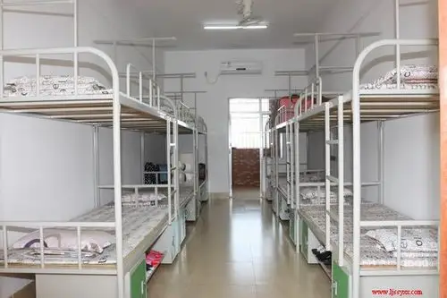 图片五:整洁的宿舍实况图片四:食堂卫生习惯图片三:灭蚊情况记录2