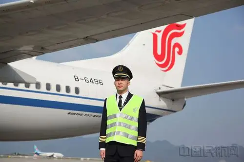 国航重庆胡启明:有"快乐魔法"的年轻机长