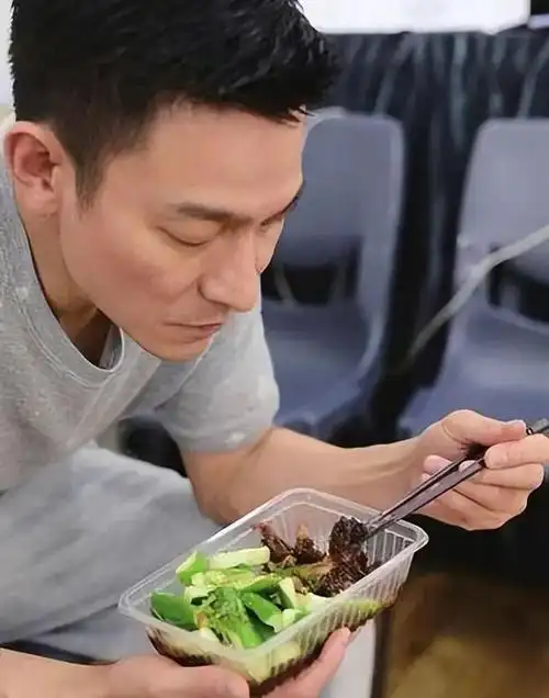 62岁刘德华状态堪比小鲜肉看到日程才知道他做到了自虐般自律