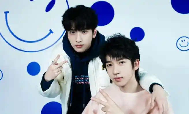 严浩翔希望贺峻霖如夏日般热烈美好##严浩翔晒镜中的贺峻霖