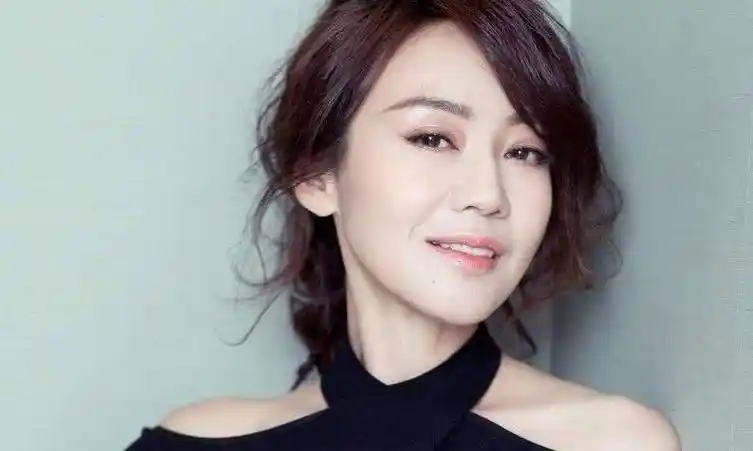 52岁闫妮爱情揭秘分手16年大玩恋爱至今仍孤身一人