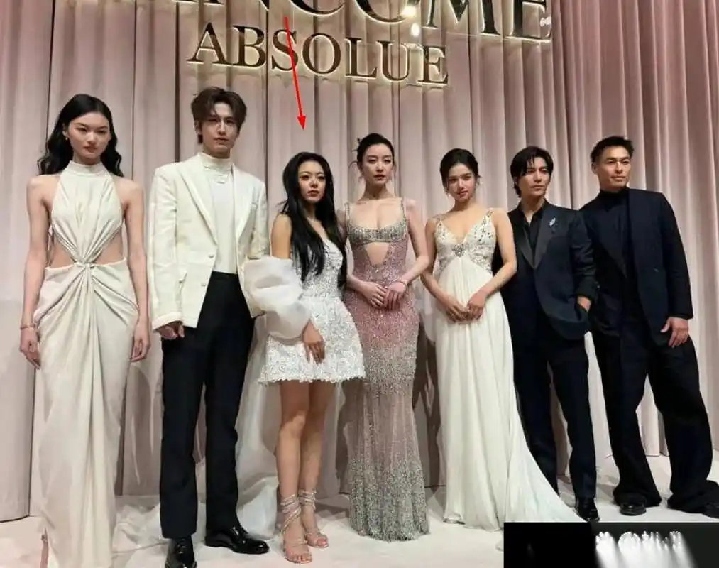 这样一比,才知道21岁赵今麦的气质身高