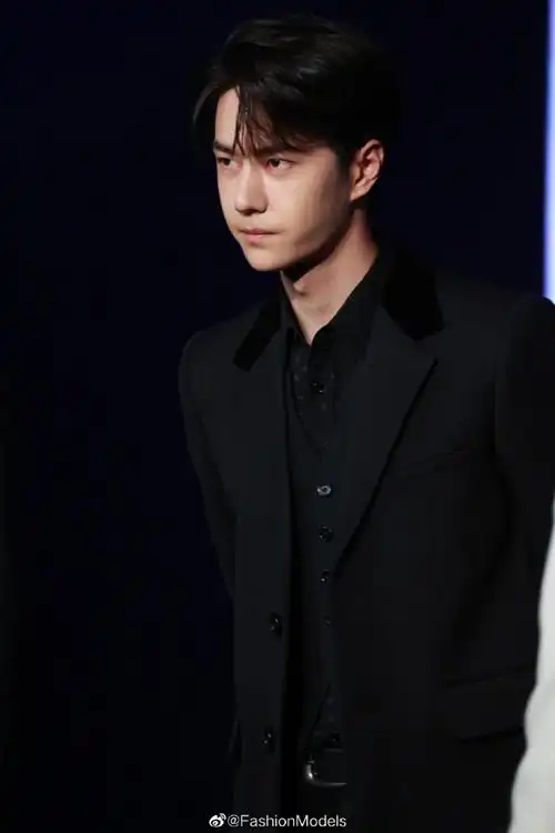 不用劝删路人,不用粉丝p图,随时生图直出的美貌呀#王一博##王一博生图