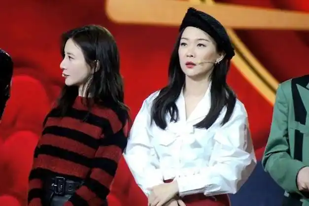 熊乃瑾霍思燕同框好养眼,穿"姐妹装"甜蜜对视,真看不出年纪差