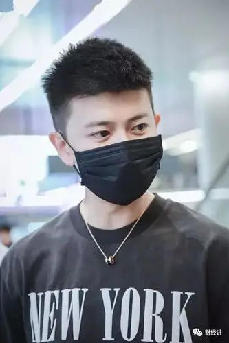 任嘉伦新发型清爽也很帅