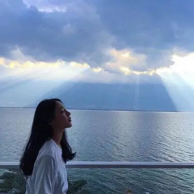 小清新女生头像海边