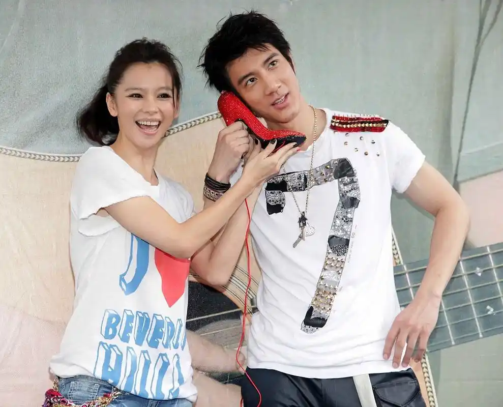 近日,疑似昆凌的社交账号发文控诉周杰伦婚内出轨,与朋友玩多人运动