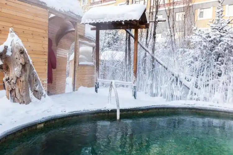 冬季北方泡室外温泉真的不会病吗?