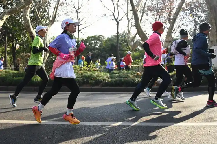 马拉松2023杭州马拉松赛鸣枪开跑2