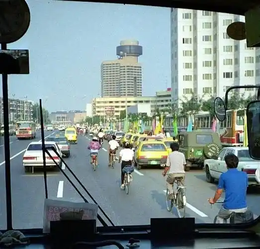 看看这些90年代初的老照片看的出来是哪座城市么