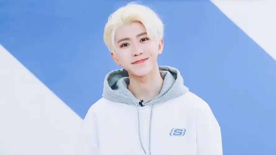 蔡徐坤白色挑染发型是怎么回事,关于蔡徐坤染白色头发图片的新消息.