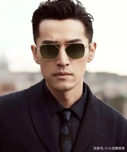 37岁胡歌颠覆形象,波兰卷睡衣外穿,一股成熟男人味