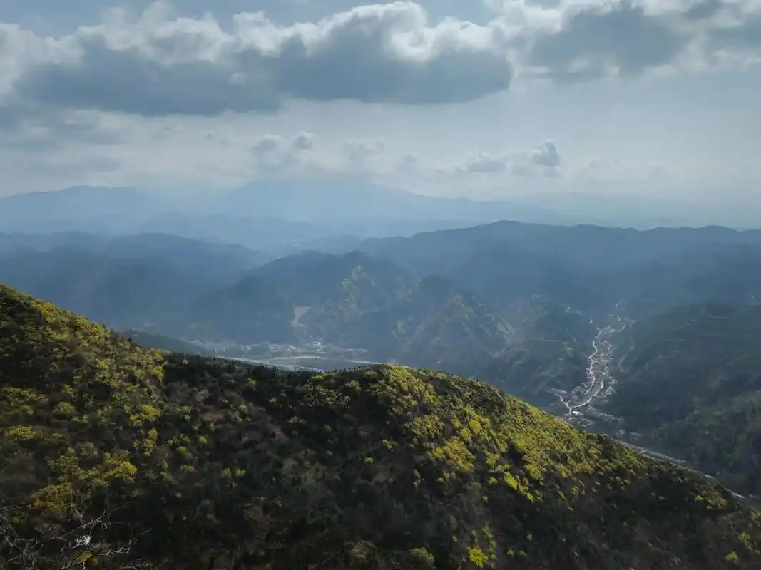 流峪草甸,九灞路,蓝关古道一日游.昨天和乳黄从西安出发去流峪 - 抖音