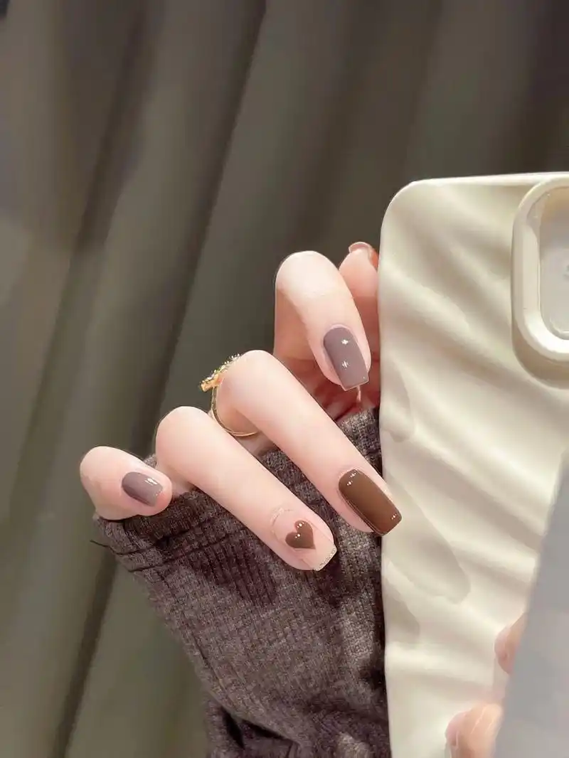 秋冬氛围感 简约显白美甲#显白颜色 #女孩子的指甲 #温柔美 - 抖音