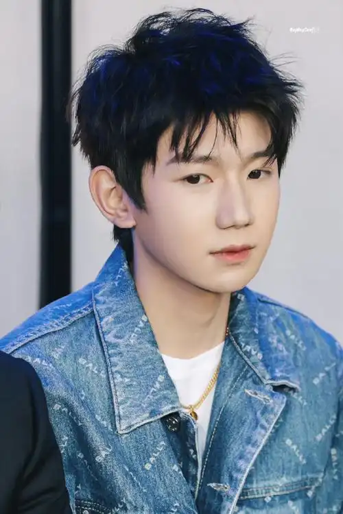 王源米兰看秀图#帅晕啊 王源像一个小王子 时尚高贵的气质@tfboys