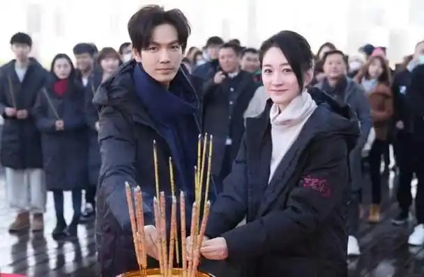 钟汉良李小冉合照 46岁钟汉良再和44岁李小冉演情侣(1)