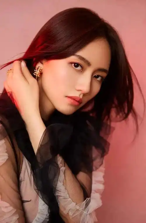 代表作品有《我很快乐》《光》,《如我》和《菩提歇》等.