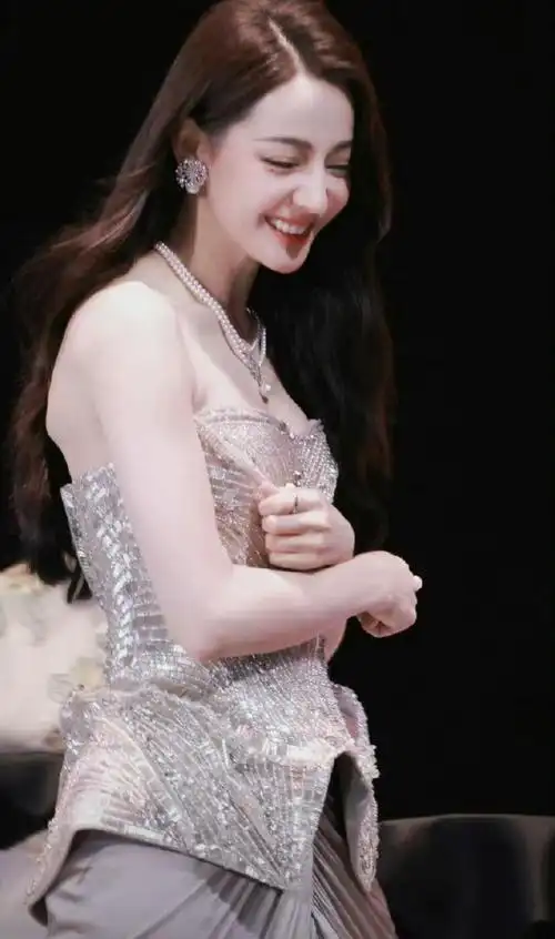 迪丽热巴新高定出图