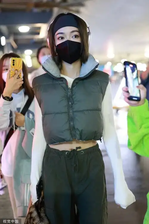 组图:吴谨言绑发带现身机场 穿羽绒马甲露小蛮腰青春靓丽