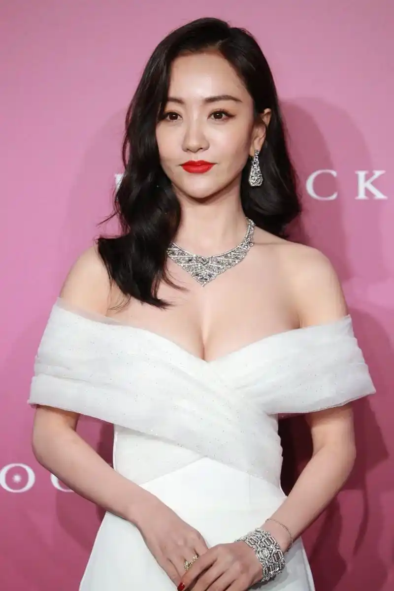 杨蓉一身白裙出席活动,老外眼睛都看直了