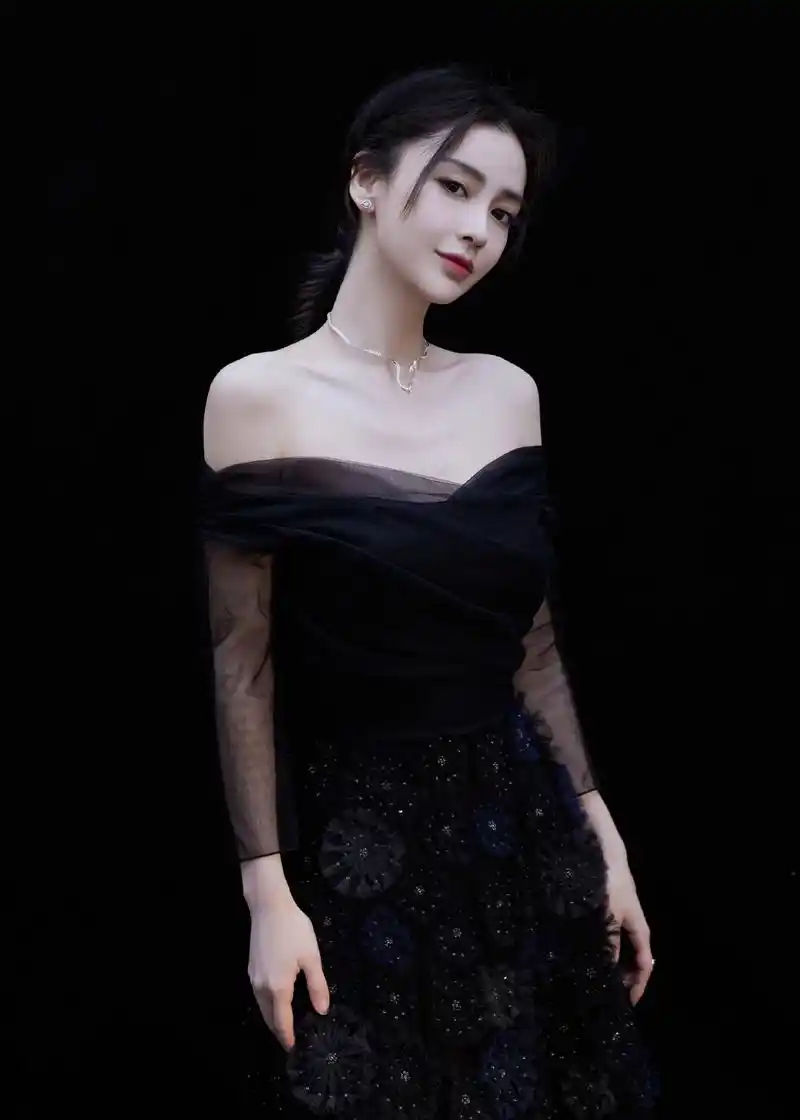 96斤刘亦菲和92斤angelababy,同穿黑色一字肩纱裙,胖一点更美?