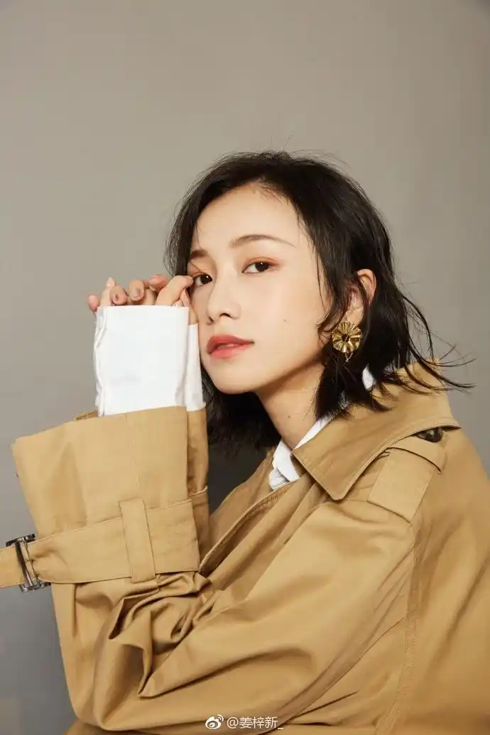 姜梓新经常在微博上传自弹自唱的影片,早期也曾参加中国选秀节目