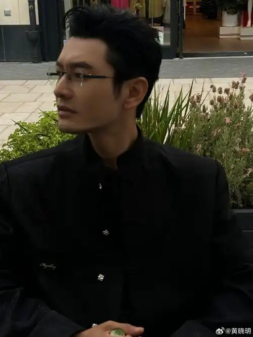 给黄晓明拍的照片好有氛围感,梦回许文强了虞书欣人好看拍照也好看