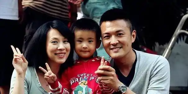 与高圆圆分手后,12年不谈恋爱没有绯闻,47岁娶旺夫妻子后爆红