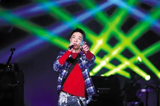 黄贯中演唱《我终于失去了你》,听得观众热泪盈眶.