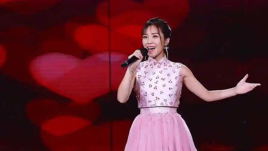 不愧是刀郎高徒云朵登台献唱民谣我的楼兰令人沉醉不已