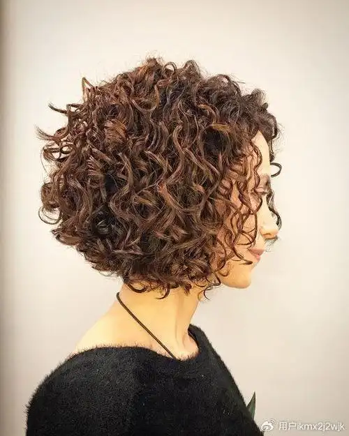 短发全头烫是一款时尚动感的发型,适合追求简约时尚风格的中年女性.1.