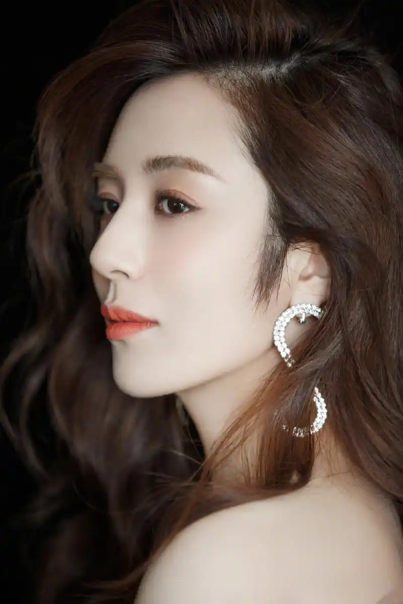 王晓晨戏里常以古灵精怪小精灵的形象示人,戏外的她酷爱白色系穿搭,一