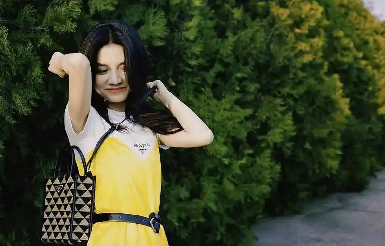 演员春夏发布时尚造型写真黄裙内搭白t清新减龄好亮眼