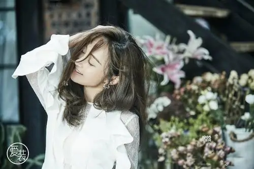 姚笛展轻熟女风范 笑容甜美扎丸子头秀雪白长腿