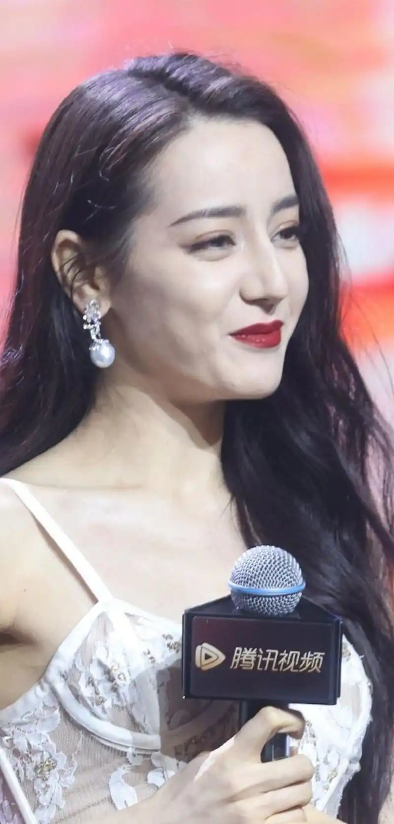 看完热巴的生图实拍,才知道这种鼻子上镜很美,现实看却很违和