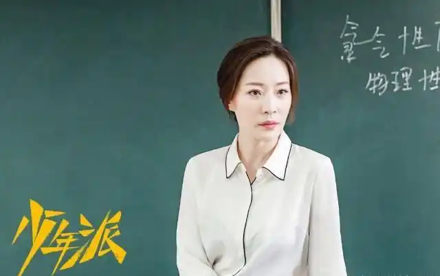 少年派学生上课玩手机田珊珊只说了一段话学生都交出了手机