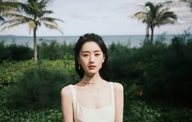 袁冰妍白色吊带裙优雅写真