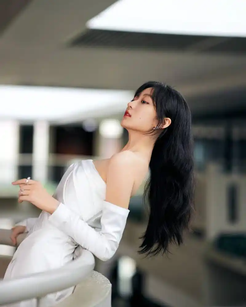 孙千#一袭白色抹胸长裙,优雅大气性感十足!