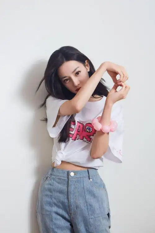 迪丽热巴朝镜头送祝福 歪头甜笑元气满满-易天影视公司-服务项目:明星