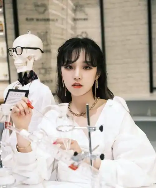 宋雨琦打baby面部后被曝在后台把开水倒助理身上做事嚣张