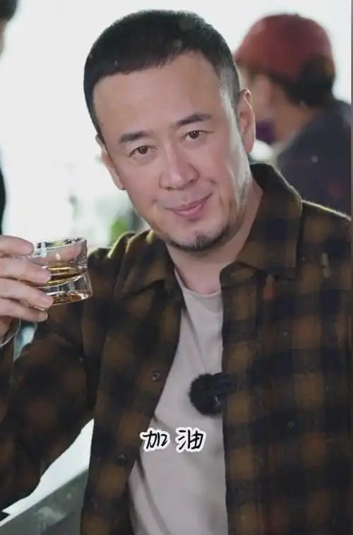 49岁杨坤当街撒酒疯聚餐后双手抱住美女不撒手被友人强行拉开