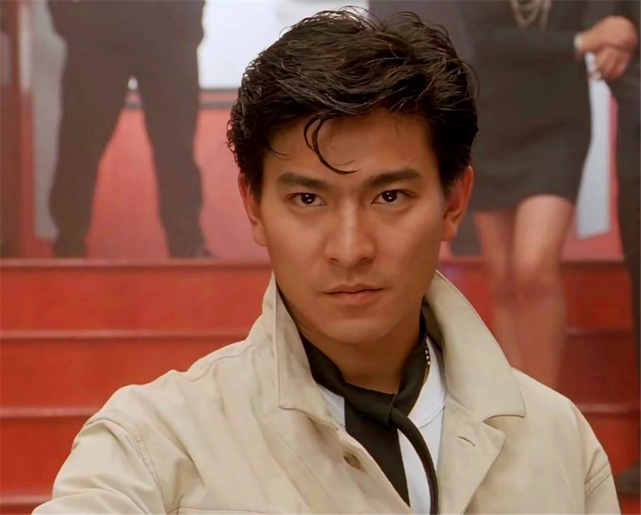 原创59岁刘德华现身金鸡奖粉丝激动保镖阻拦天王霸气发话引大赞