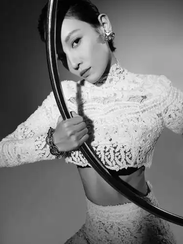 张蓝心黑白复古异国风情写真好身材短发造型飒气十足